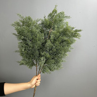 Kunststof gesimuleerde dennennaalden - Norfolk Island Pine Foliage-stijl Tweekleurig zacht kunststof tuin- of kantoorornament Kunstplant