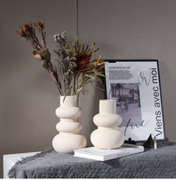 Vente en gros d'accessoires en céramique dans les usines vases pour la maison décorations de chambre vases en céramique personnalisés