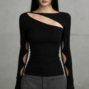 T-shirt a maniche lunghe da donna, stile street, elegante e alla moda, con design traforato, semplice ed elegante, nera, modello irregolare, OEM ODM. - Product Image 2