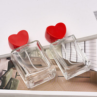 Vente en gros de flacons de parfum vides en verre transparent carré avec bouchon en plastique en forme de cœur rose de 30 ml et 50 ml