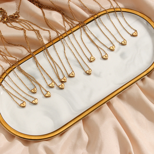 Collana Minimalista da Donna con Iniziale a Cuore, Gioiello in Acciaio Inossidabile Placcato Oro 18k, Ciondolo a Forma di Cuore con Lettera - Product Image 3