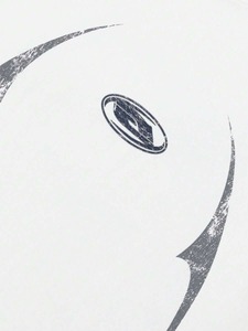 Camiseta blanca con gráfico estético vintage y distintivo retro, unisex, personalizable. F10 - Product Image 4