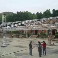 Structure de scène en aluminium de forme spéciale pour événements, divertissement, DJ, podium, triangle plat, courbe, aluminium noir, éclairage de scène