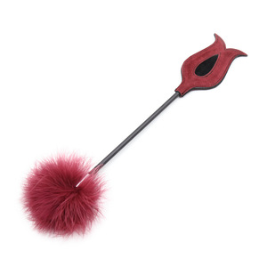 Pistolet à plumes rouges pour couples, bondage SM, pistolet à plumes pour chatouiller, disponible en gros. - Product Image 3