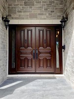 Porte d'entrée double en bois de noyer massif, style minimaliste moderne, avec grain vertical et poignée longue, pour entrée de villa de luxe