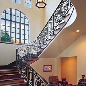 Colonne de <span class=keywords><strong>ferronnerie</strong></span> à motifs personnalisés pour une utilisation en intérieur Main courante d'escalier au design contemporain simple Rampes de villas Greniers Couleur noire - Product Image 4