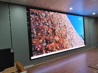 Layar LED 4K 3840x2160 60Hz 4500cd Kecerahan HDR10 Pemasangan di Dinding Penggunaan Dalam Ruangan Warna Biru Muda DCI-P3 95% 178 °   Sudut Pandang