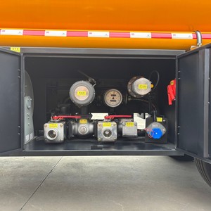 Camion-citerne tout-terrain FAW 8000L 4x4 4AWD pour produits inflammables et dangereux avec débitmètre et buse de remplissage pour le transport de pétrole - Product Image 3