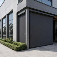 Persiana enrollable exterior motorizada de malla, resistente al viento, duradera y lisa, con sistema de riel lateral para pared de almacén moderno comercial
