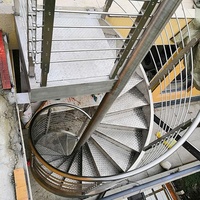 Escalier en spirale moderne en acier inoxydable pour extérieur avec marches en bois massif, design personnalisé