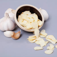 Poudre d'ail déshydratée de qualité alimentaire pure et naturelle, granulés et flocons, 40-80/60-80/800-100 mesh, séchée AD en vrac pour soupes instantanées