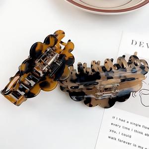 กิ๊บติดผมอะซิเตทสุดหรู ดีไซน์แบบสองแถว หยักเป็น<span class=keywords><strong>ลอน</strong></span> ไม่ลื่นหลุดง่าย เหมาะสำหรับใช้ในชีวิตประจำวัน <span class=keywords><strong>งาน</strong></span>ปาร์ตี้ และทรง<span class=keywords><strong>ผม</strong></span>สวยสง่า - Product Image 3