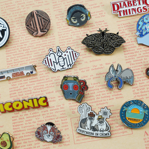 Özel dünya futbol kupası futbol yıldız baskı yüz Metal Pin rozetleri sert emaye pimleri destek kartları - Product Image 1