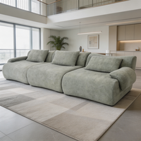 Canapé nuage à profil bas 3 places, modulaire et moelleux, pour salon loft à plafond haut et concept ouvert, décoration de luxe discret
