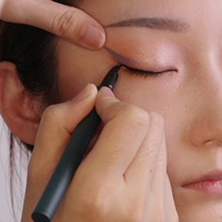 Eyeliner liquide minéral résistant aux taches et sans saut de longue durée Pointe en feutre courbé Maquillage noir pour le maquillage des yeux