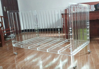 Barrière de lit de bébé en acrylique transparent Rails de lit de style design chinois pour les tout-petits avec roues mobiles