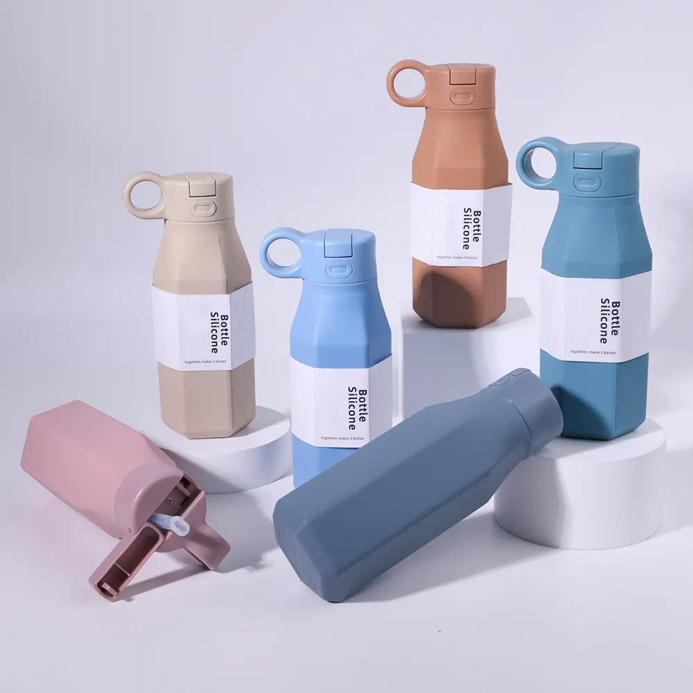 Produk baru ide 2024 Gym olahraga portabel botol air anti bocor ramah lingkungan silikon botol air anak-anak dengan pegangan sedotan