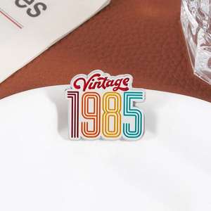 Pin de Esmalte de Aleación de Zinc de Edición Limitada Vintage de <span class=keywords><strong>1985</strong></span>, Joyería de Moda Retro de Graduación, Regalo con Recubrimiento de Níquel Negro e Impresión UV - Product Image 3