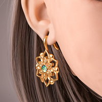 Evorte Boucles d'oreilles pendantes en acier inoxydable plaqué or avec fleur et incrustation de coquille d'ormeau, poids d'oreille pour femmes, piercing de fiançailles