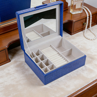 Boîte de rangement de voyage pour bijoux de luxe, fabriquée à la main, en cuir de crocodile bleu PU, avec poignée en métal enveloppée, motif rectangulaire carré, grande capacité