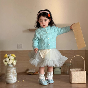 Set Personalizzato OEM Primavera 2026 Nuovo Stile Coreano per <span class=keywords><strong>Bambina</strong></span>: <span class=keywords><strong>Giacca</strong></span> in Maglia di Cotone Morbido e Gonna in Tulle con Motivo Floreale - Product Image 1
