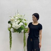 FB1399 Composition florale populaire blanche et verte 50cm, boule de fleurs artificielles design rose, hortensia et lys calla pour décoration de mariage