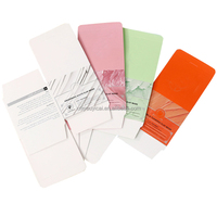 Coffret d'articles de toilette bleu texturé pour hôtel, avec logo personnalisé en relief, comprenant brosse à dents, savon, peigne, rasoir jetables et emballage en carton