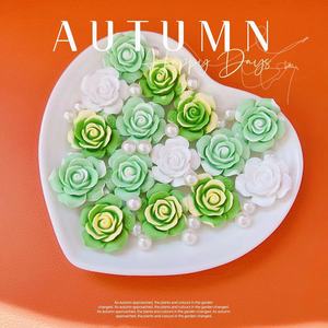 Venta al por mayor de cabujones de resina de flor de rosa coloridos con base plana para la fabricación de pendientes, accesorios DIY, lazos para el cabello y manualidades de joyería - Product Image 2