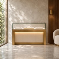 Vitrines de luxe pour bijoux avec éclairage LED et design éco-responsable pour la décoration de magasins, les stands de salons professionnels et les showrooms