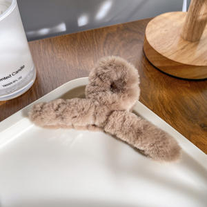 Automne hiver 12CM grandes pinces à cheveux en fausse fourrure de lapin mignon requin grande pince à cheveux pour cheveux épais pince à cheveux en peluche pour les filles - Product Image 6