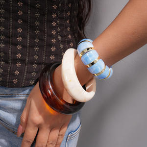 Bracelet concave en résine marbrée J, style vintage, pour soirée, mode unique, avec imitation perle pour femme - Product Image 1