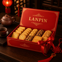 Coffret Cadeau Carré Rouge Luxueux pour Biscuits, Personnalisé avec Bordure Dorée Imprimée, Nœud en Ruban de Satin, Insert à Compartiments, Doublure en Éponge, Idéal pour les Fêtes et les Aliments
