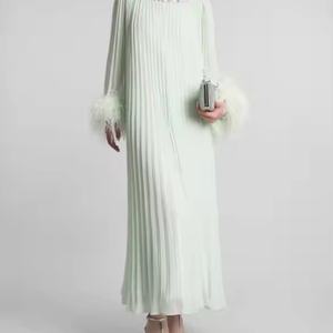 Robe de soirée longue en mousseline unie de haute qualité pour femme, style décontracté plissé avec plumes et diamants – Tissée écologiquement - Product Image 2