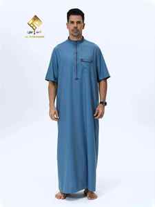 Al Haramain Thobe bleu pour homme, manches courtes, longueur au sol, robe de prière en coton, style modeste du Moyen-Orient - Product Image 1