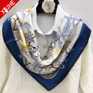 Foulards carrés en <span class=keywords><strong>soie</strong></span> personnalisés OEM <span class=keywords><strong>70</strong></span>*70cm pour femmes Variété d'imprimés colorés-nœuds léopard animaux à pois <span class=keywords><strong>Vintage</strong></span> pour l'été - Product Image 3
