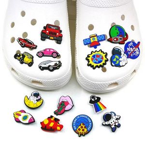Accesorios de decoración DIY personalizados para zapatos: flores, hebillas, botones, dijes de goma PVC para sandalias y zuecos - Product Image 3