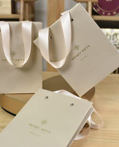 Sac cadeau en papier imprimé avec logo personnalisé pour vêtements, cosmétiques et parfums Prix d'usine avec poignée en ruban - Product Image 1