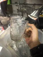 Vente en gros de mugs à bière en verre gaufré de 500 ml avec logo personnalisé, poignée et zone de marquage ronde