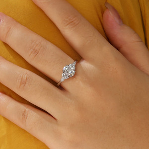 Anillo de Compromiso, Aniversario, Promesa o Matrimonio Hecho a Mano con Diamantes de Corte Brillante y Plata de Ley Estilo Art Deco Vintage para Mujer - Product Image 2