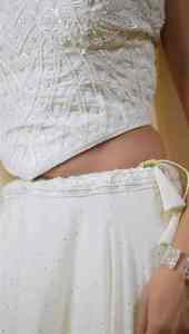 Lehenga Choli blanc élégant brodé avec un haut sans manches à col cœur et un dupatta assorti pour femmes - Product Image 3