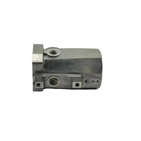Composant en bloc métallique usiné CNC avec ports filetés de précision, perçage et fraisage géométrique complexe pour machines industrielles