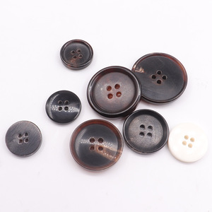 Bottoni in vera corno naturale a quattro fori, stile classico, di alta qualità, personalizzabili con logo, per abbigliamento, in vendita. - Product Image 1