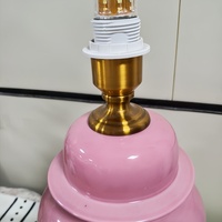 Lampe de table vintage en porcelaine rose massif avec abat-jour plissé blanc, base dorée, lampe de bureau de style chinoiserie pour la décoration de la maison et des hôtels