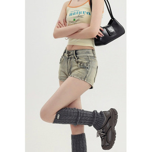 Hiromi กางเกงขาสั้นผ้ายีนส์ย้อนยุคอเมริกันสำหรับผู้หญิง2025ฤดูใบไม้ผลิฤดูร้อนกางเกงสกินนี่เอวสูงมีขอบดิบสีฟ้า/สีดำ - Product Image 6