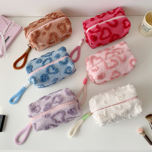 Bolsa de Maquillaje de Felpa con Forma de Corazón Estilo Ins, Bolsa de Almacenamiento de Gran Capacidad y Bolsa de Aseo Portátil para Chicas - Product Image 1