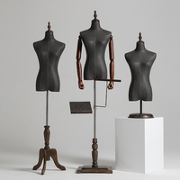 Maniquí de Mujer de Medio Cuerpo con Brazos de Madera, Base de Madera Ajustable, Modelo de Mujer de Tela Negra para Exhibición de Moda