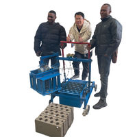 Petite machine manuelle de fabrication de briques pour maisons mobiles avec briques creuses à 3 trous