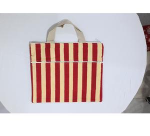 Bolsa Estampada a Mano con Diseños de Superficie Inspirados en la Herencia, Ofrece una Opción de Transporte Espaciosa, Práctica y Elegante - Product Image 1
