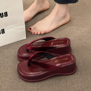 صندل نسائي مخملي بنعل إسفيني ناعم لامع PU بدون انزلاق من أجل عطلات بحر - Product Image 1