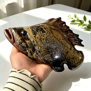 Scultura di Pesce in Pietra di Diaspro Naturale Intagliata a Mano, 17-20cm, Pezzo Unico Artigianale di Animale Marino per Arredamento Casa - Product Image 1